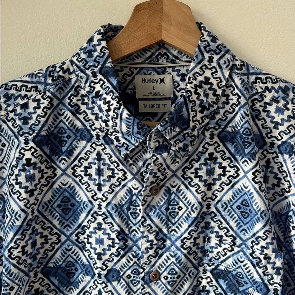 Hurley Men's Geometric Tribal Hawaiian Button down shirt Large